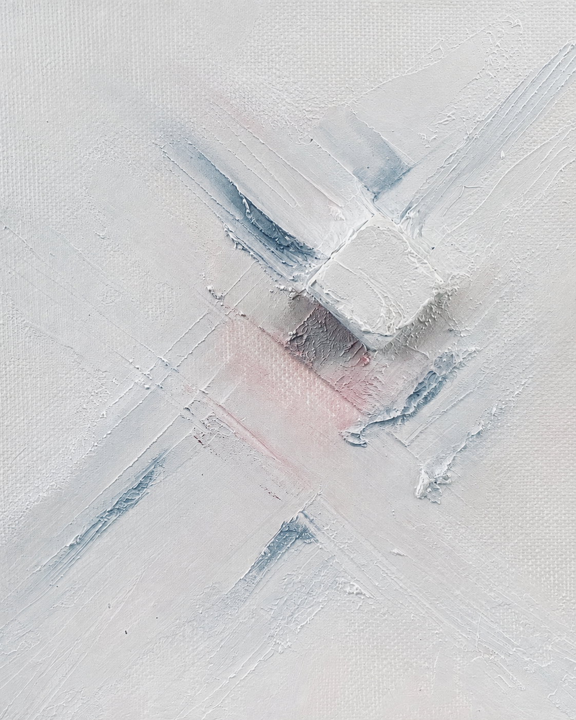 Vue de matière — lignes de tension, reliefs blancs et passages bleutés et roses