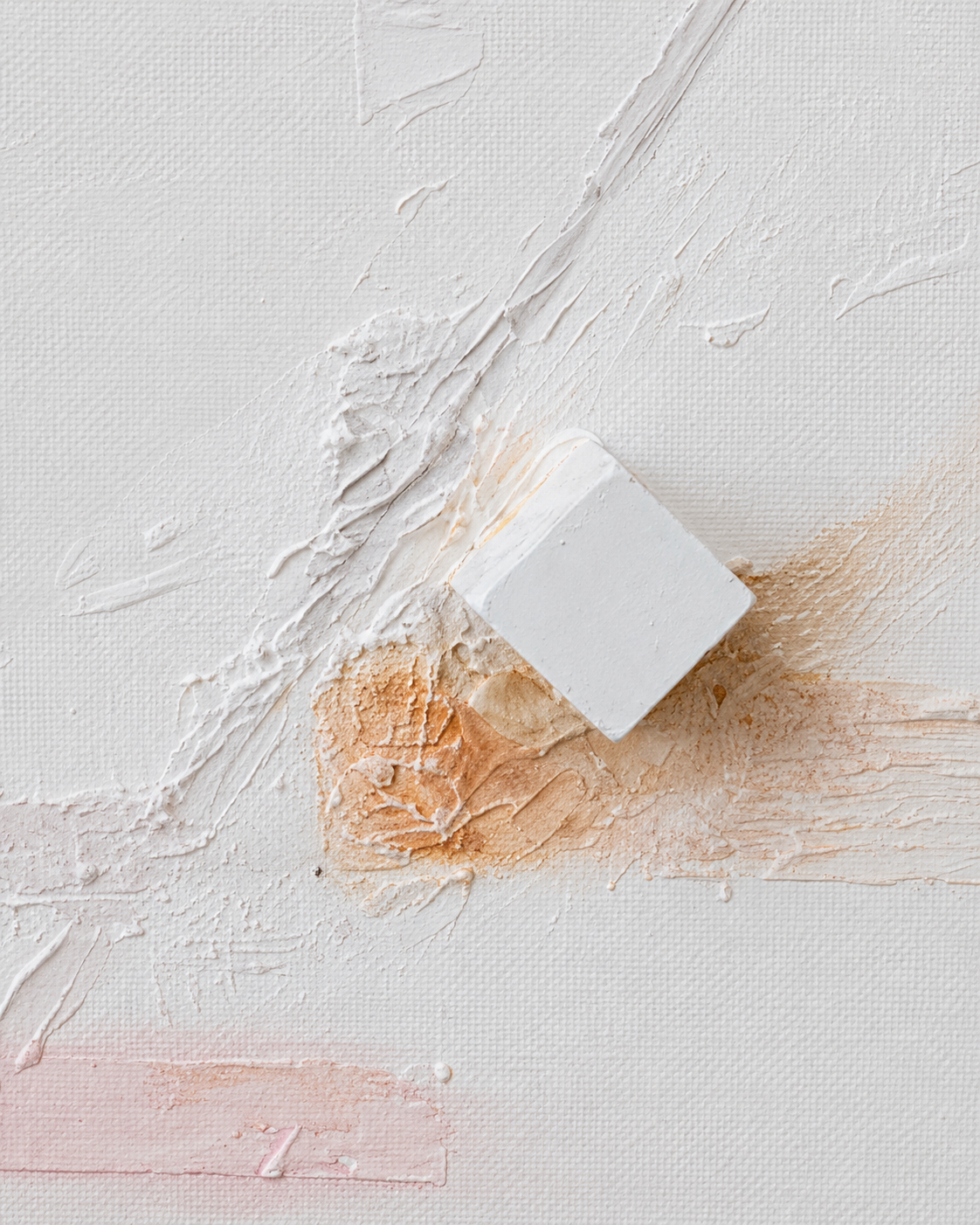 Vue de matière — cube en céramique, point d’ancrage et zone de passage ocre