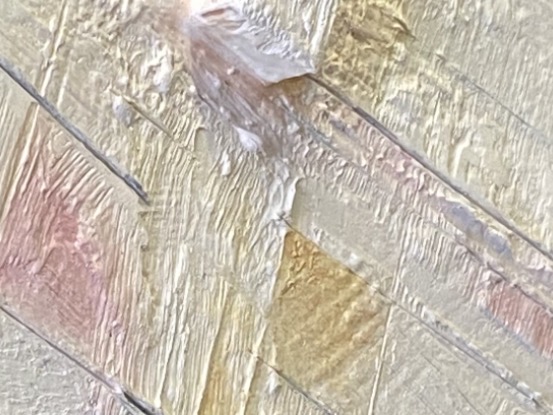 Point d’appui, détail de matière montrant les stries, les reliefs et le cube en céramique
