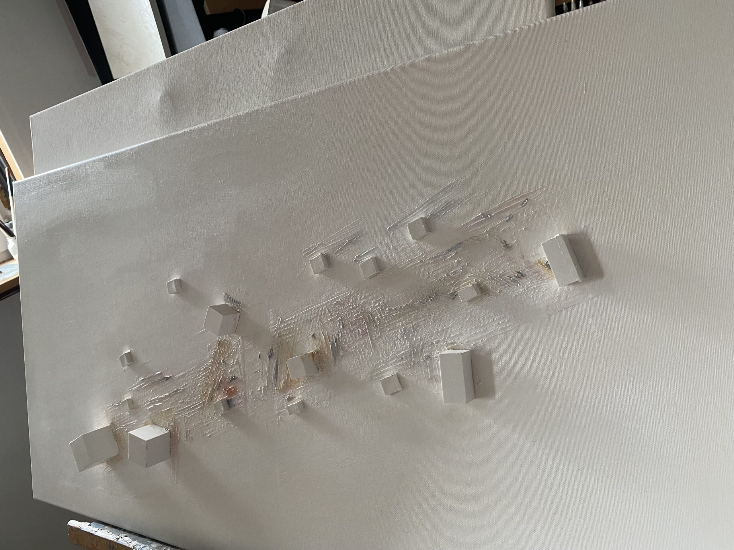 Trajectoire, vue oblique montrant le relief de la matière et le volume des éléments géométriques en céramique